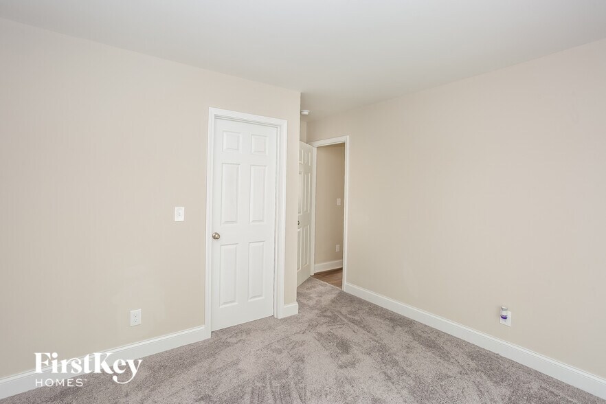 Building Photo - 621 E Mills Dr