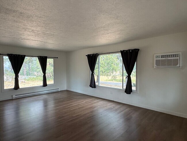 Building Photo - 2 Bedroom 1 Bath 1500 Sq/Ft home on Acreage in Medical Lake with 3 Car Garage & Out Building