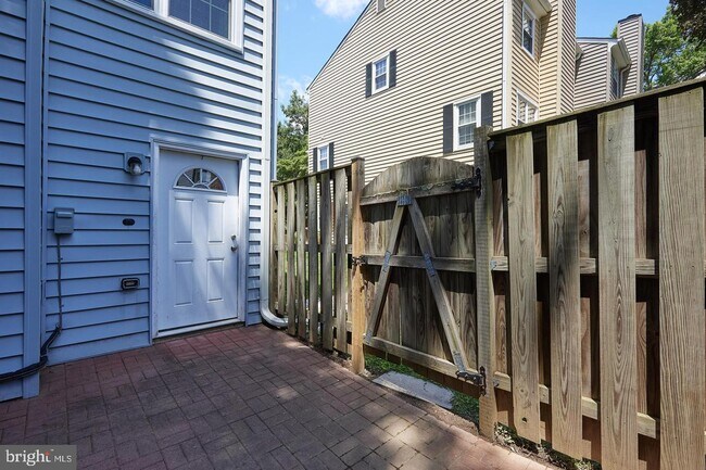 Building Photo - 124 Barnsfield Ct