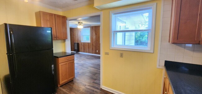 Building Photo - Welcome to this charming 3-bedroom, 2-bath...