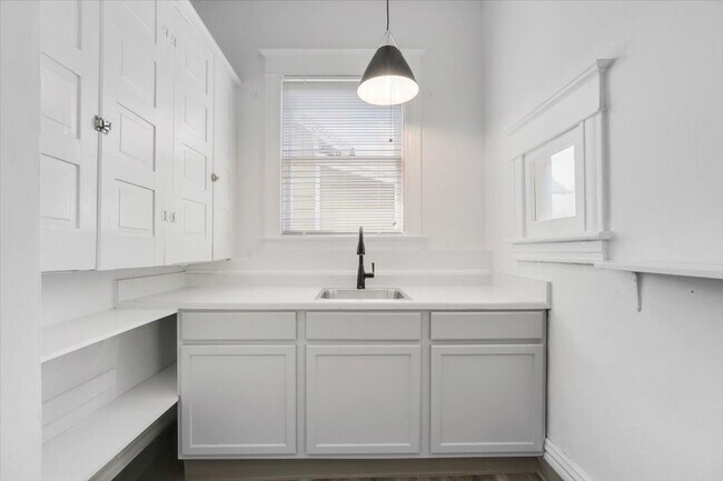 Building Photo - Charming Goose Hollow Home, Big, Spacious, and Bright! Move-in Specials!