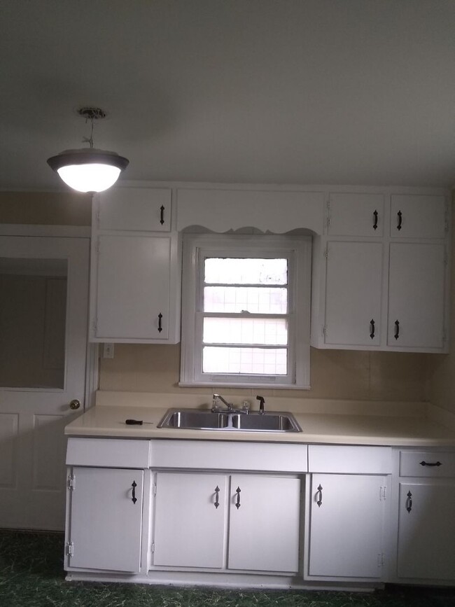 Building Photo - BACK ON THE MARKET!  $15.00 APPLICATION FE...