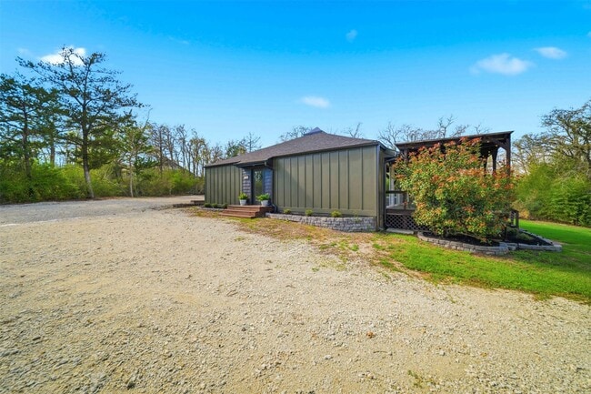 Building Photo - 8052 Perry Ln