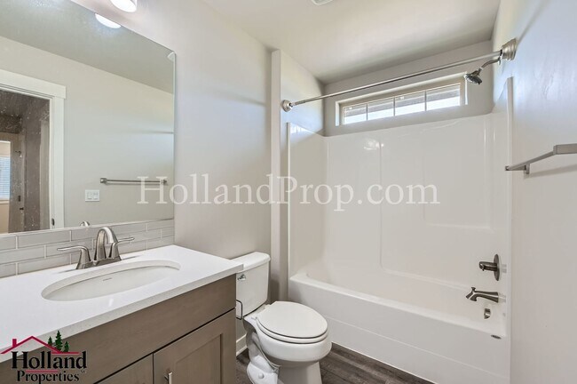 Building Photo - Gorgeous 3-Bed Hillsboro Home with a Fence...