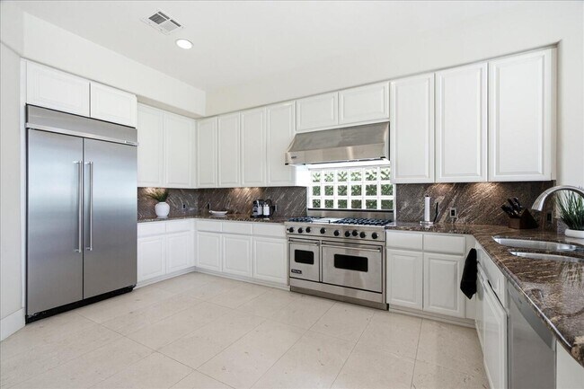 Building Photo - 78905 Mission Dr W