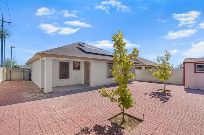 Building Photo - 902 La Rosita