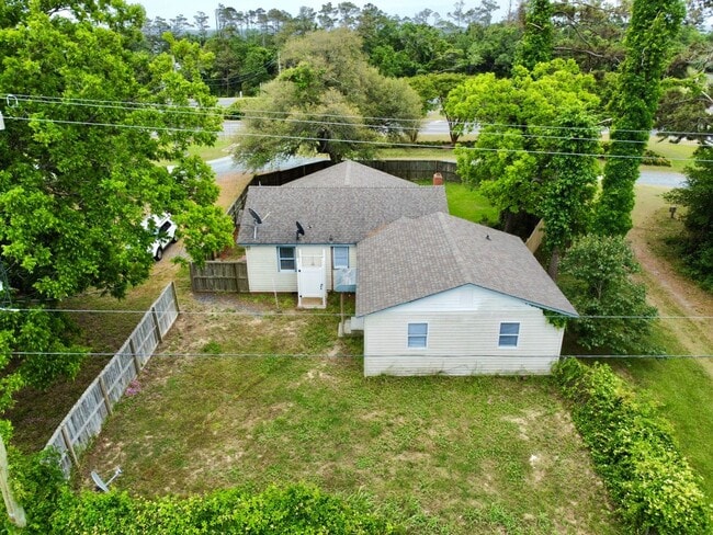 Building Photo - Point Harbor 5 bedroom 2.5 bath Annual Rental-Available 4/28