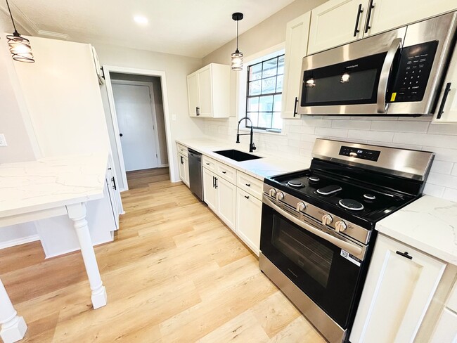 Building Photo - 1803 S Park St