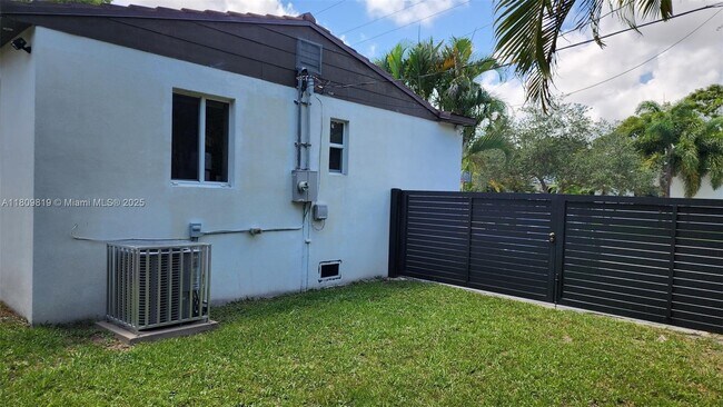 Building Photo - 3210 SW 19th Ter