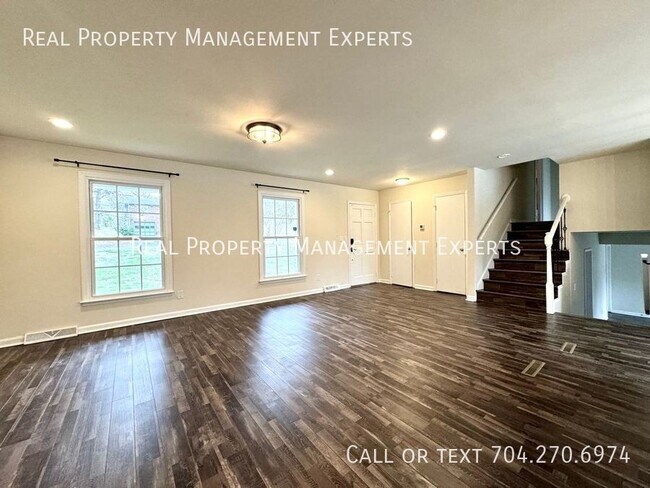 Building Photo - 900 Tally Ho Ct