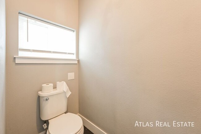 Building Photo - Contemporary Bi-level 2 Bed/2.5 Bath Townh...