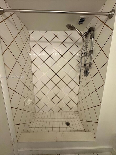 Building Photo - 18041 Biscayne Blvd