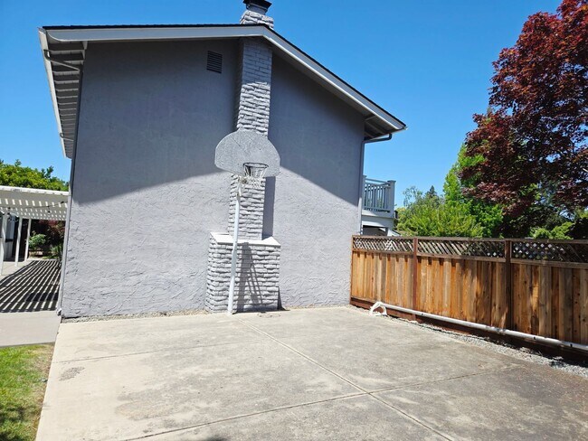Building Photo - Stunning 4BD + Office Home with Pool in Li...