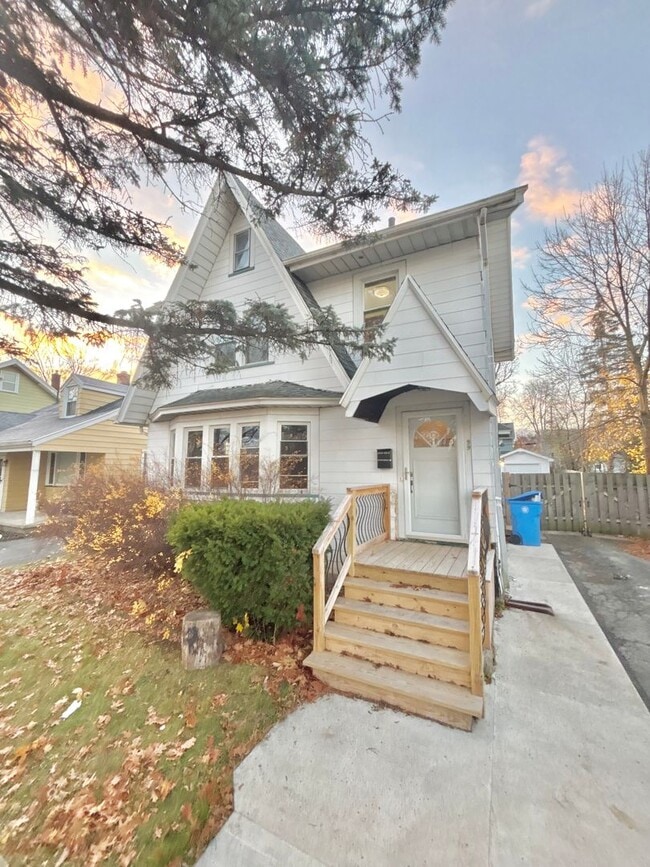 Building Photo - Spacious 3bd House | Driveway | Sunroom