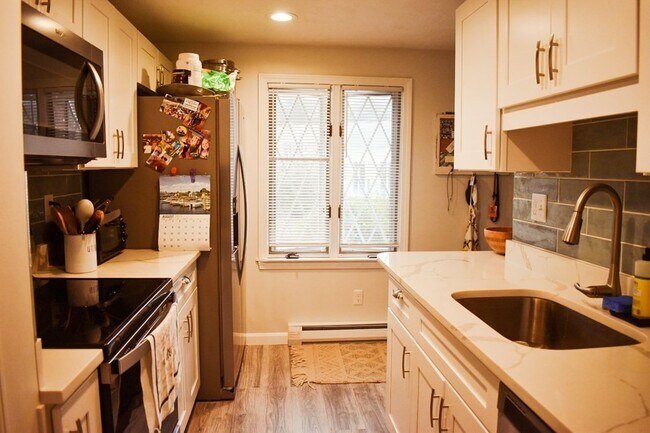 Building Photo - 848 Plain St