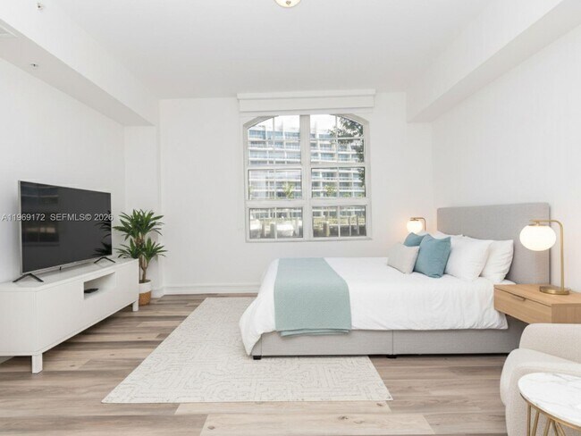 Building Photo - 3001 NE 185th St