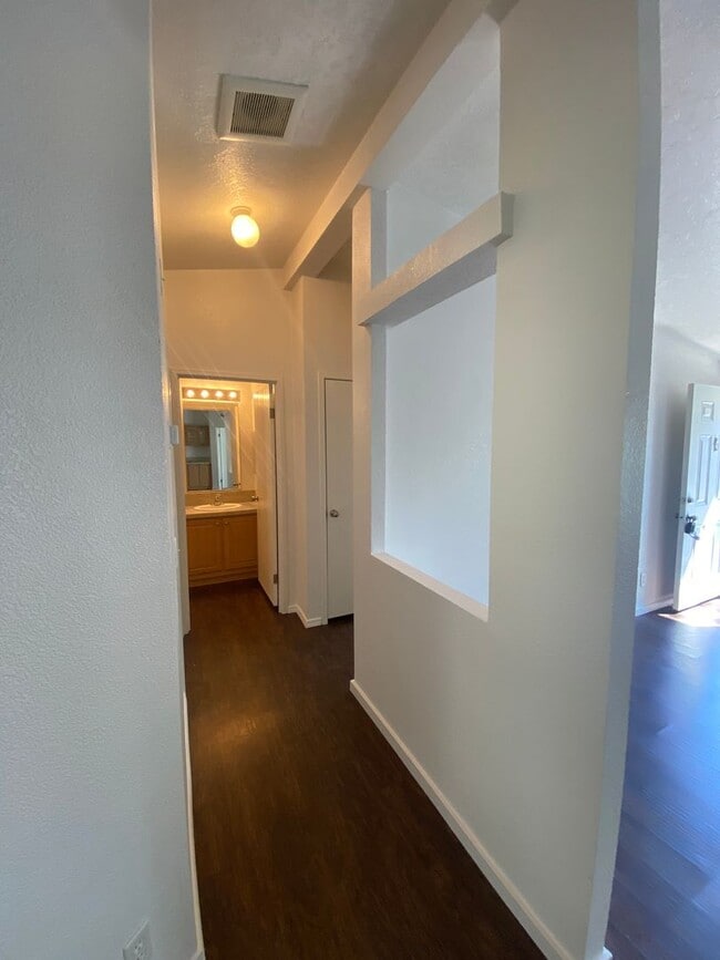 Building Photo - Cute and Cozy Home in SW Bend, Large, full...