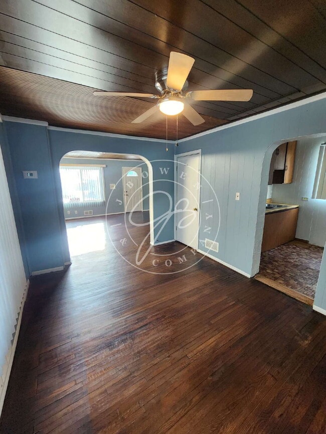 Building Photo - 2 bed 1 bath in West Toledo!