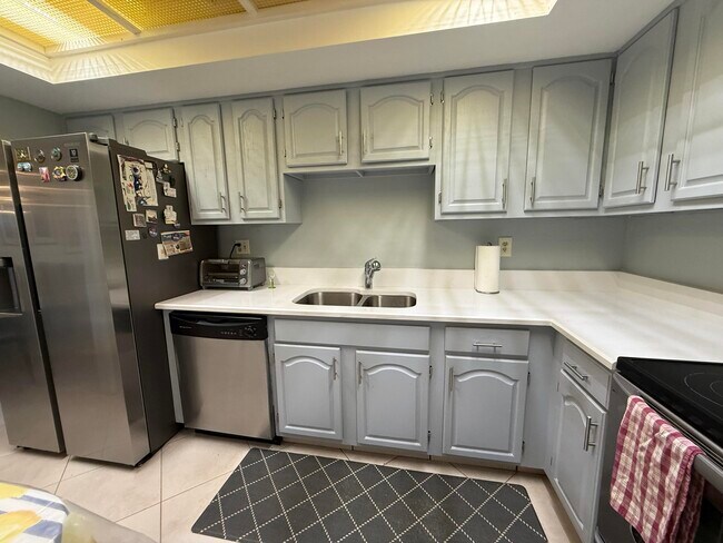 Building Photo - 7738 Lakeside Blvd