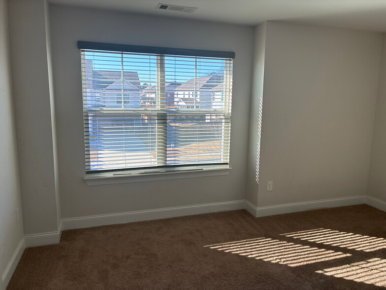 Building Photo - Room in House on Benjamin Dr