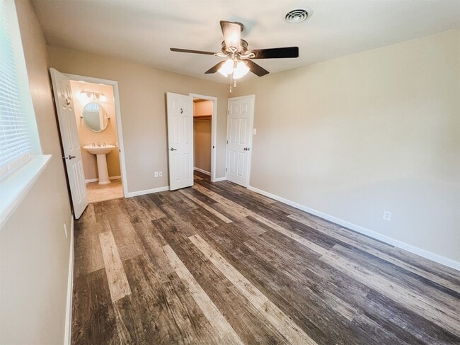 Building Photo - 724 Gubert Ln