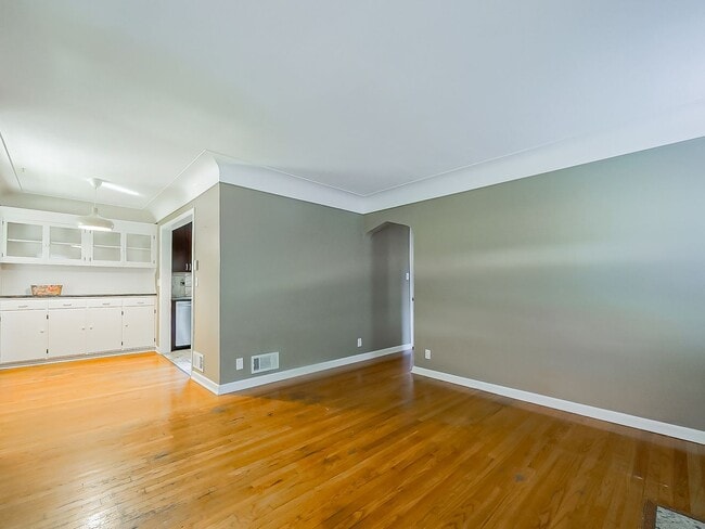 Building Photo - Charming Colonial in the Heart of Grosse P...