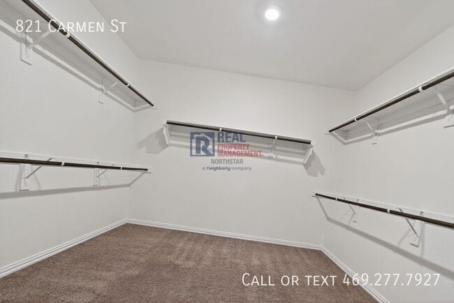 Building Photo - 821 Carmen St