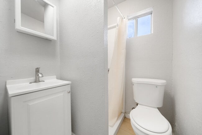 Building Photo - 2034 Eastlake Ave