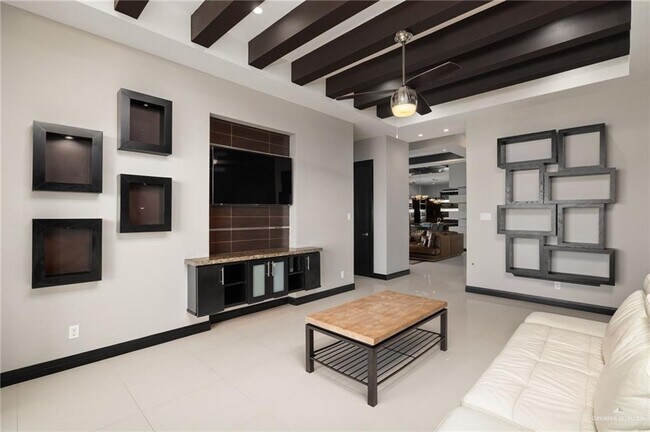 Building Photo - 305 N Mockingbird Ave