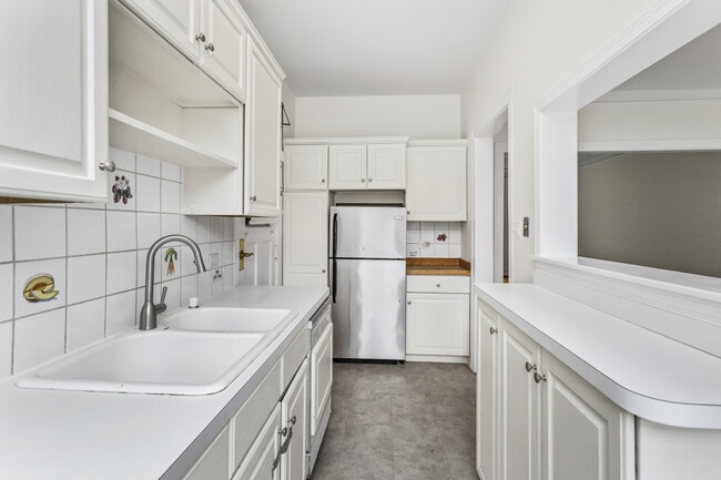Building Photo - 834 Hinman Ave