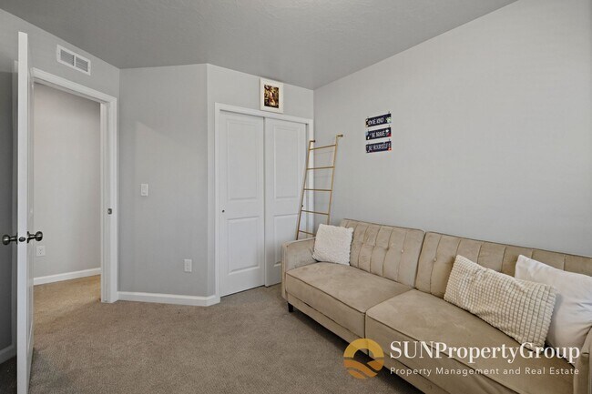 Building Photo - Stunning Duplex In Desirable Saratoga Springs!