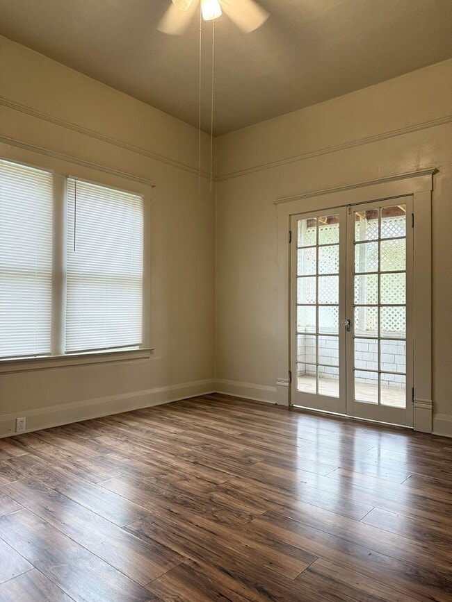 Building Photo - Endearing 2/1 Available Now!!!