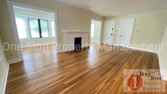 Building Photo - Charming 2-bedroom, 1-bath Duplex in Kansa...