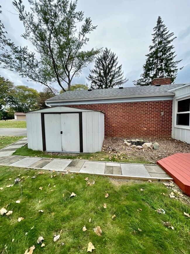 Building Photo - GORGEOUS AND SPACIOUS, 3 BED/2BATH RANCH HOME, BIRMINGHAM SCHOOLS-----DARTMOOR