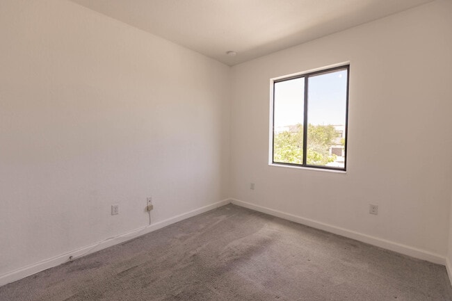 Building Photo - 20742 NE 5th Ct