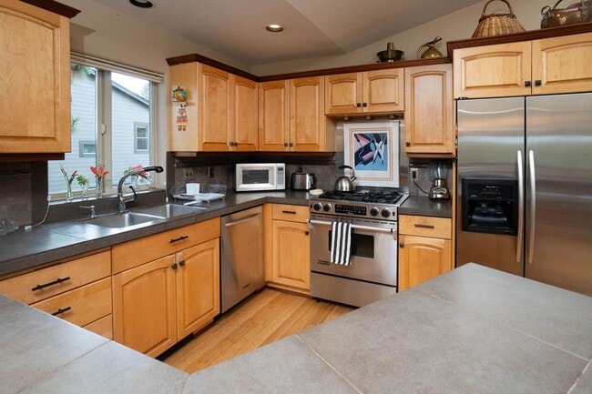 Building Photo - River's Edge Golf Course, Upscale Unit on ...