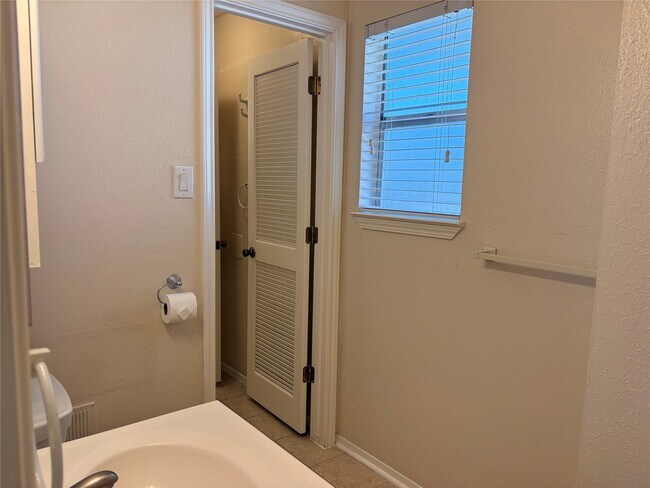 Building Photo - 1007 Stoneleigh Ct