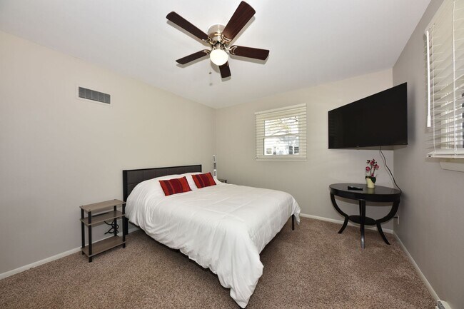 Building Photo - Furnished Mequon 4 bedroom ranch