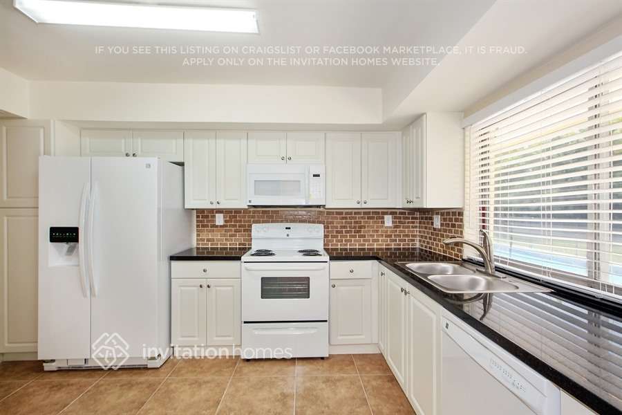 Building Photo - 17420 SW 109th Ave