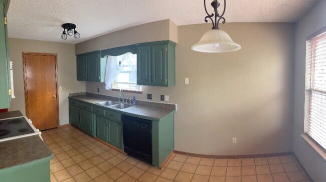 Building Photo - 3 bedroom 2 bathroom 2 car garage on quiet block.