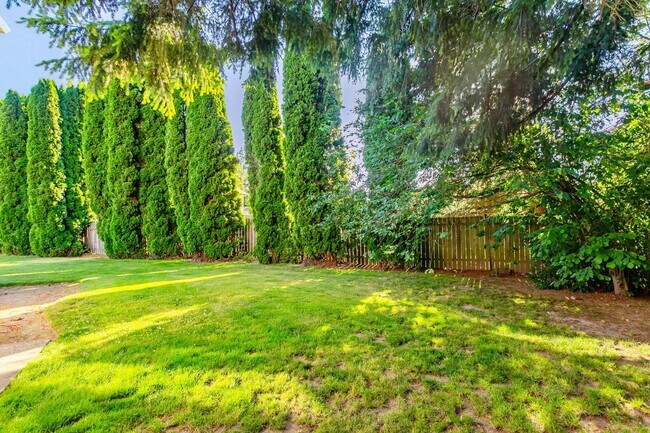 Building Photo - Spacious 3 Bed, 2 Bath Home with Garage & Large Yard in Puyallup!