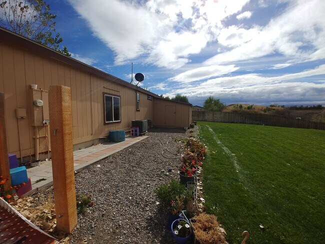 Building Photo - 3 Bd 2 Bath Home with Amazing Views in Marsing