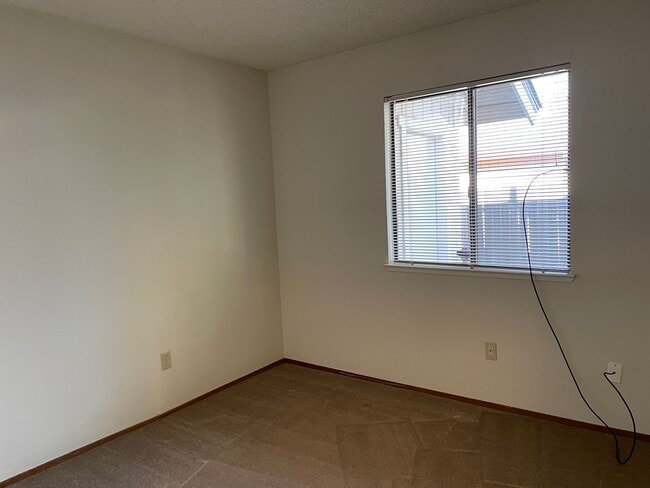 Building Photo - 3 Bedroom 2 Bathroom in Pocket