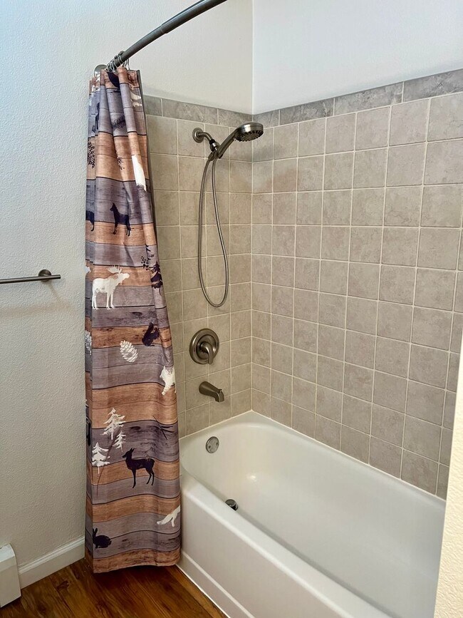 Building Photo - High speed internet included - 3 bedroom townhouse