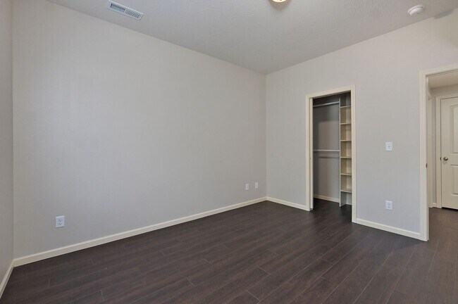 Building Photo - 1320 E Elm St