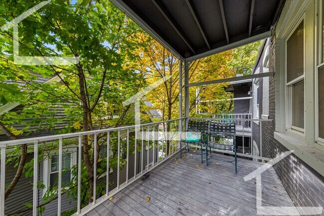 Building Photo - Porch Side