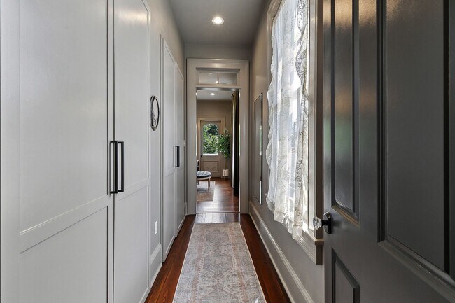 Building Photo - 623 Kerlerec St