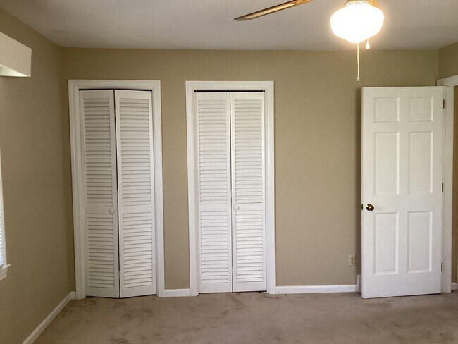 Building Photo - Beautiful Brick Ranch in Desirable Golf Course Community