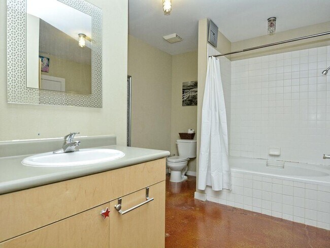 Building Photo - 1601 E 5th St.