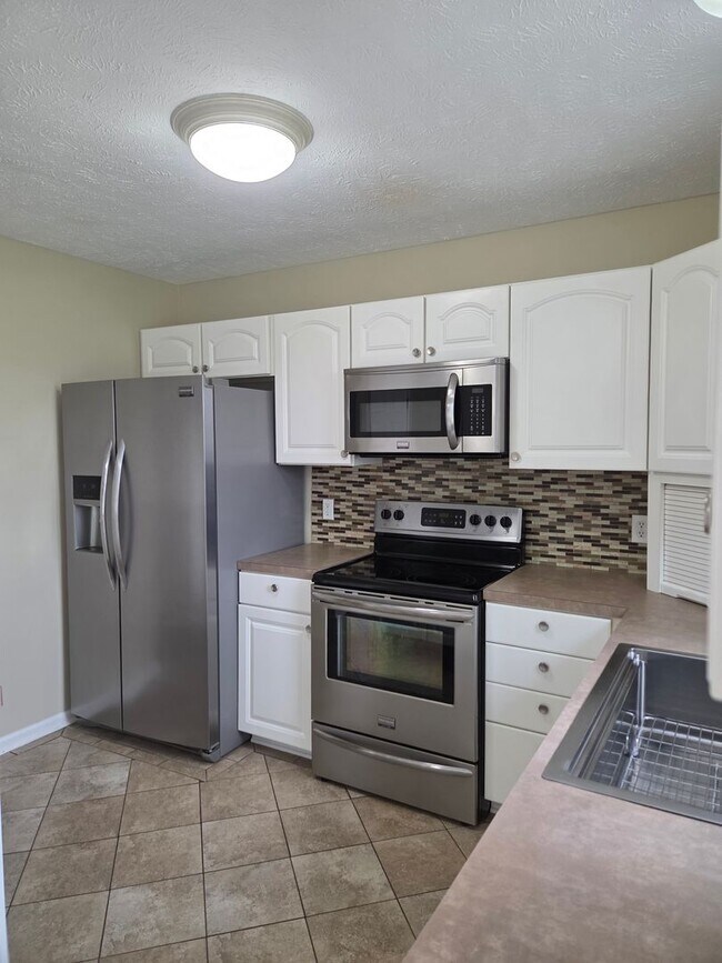 Building Photo - Beautiful 3-bedroom house available now